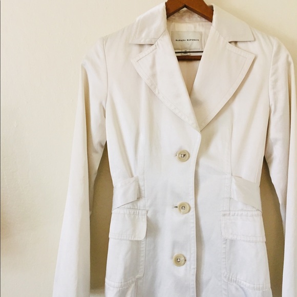 Banana Republic Jackets & Blazers - {Banana Republic} Cream Sateen Fitted Trench EUC